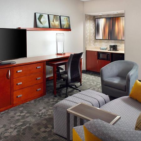 Courtyard By Marriott Greensboro Exteriör bild