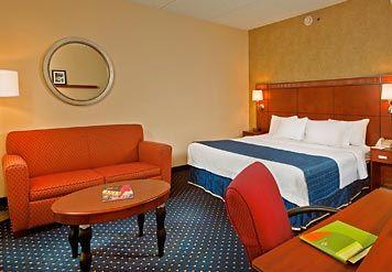Courtyard By Marriott Greensboro Exteriör bild