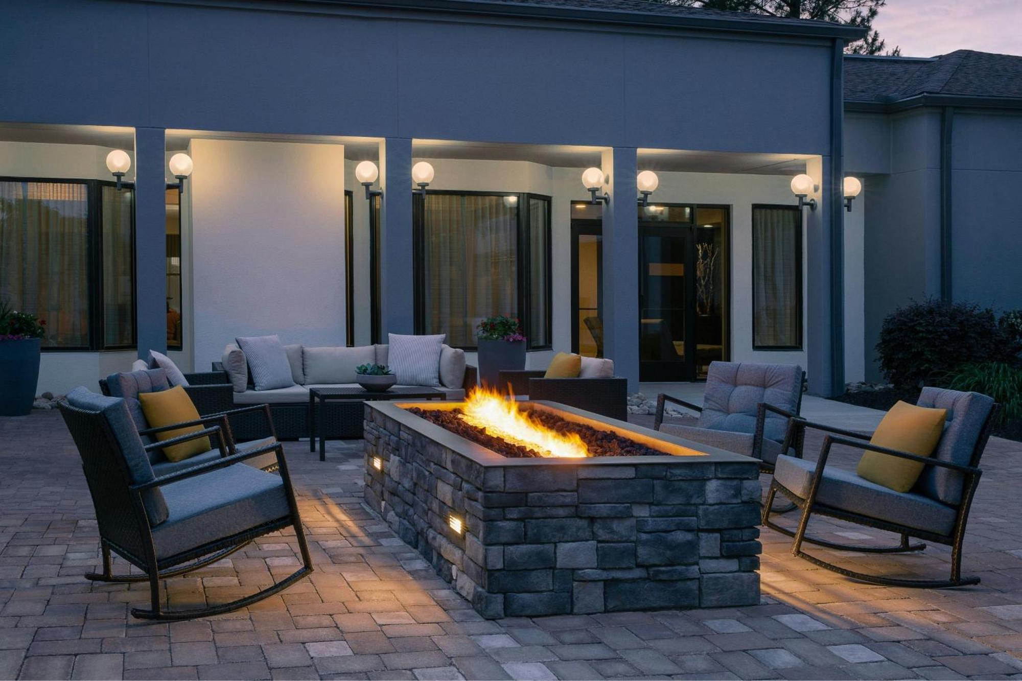 Courtyard By Marriott Greensboro Exteriör bild