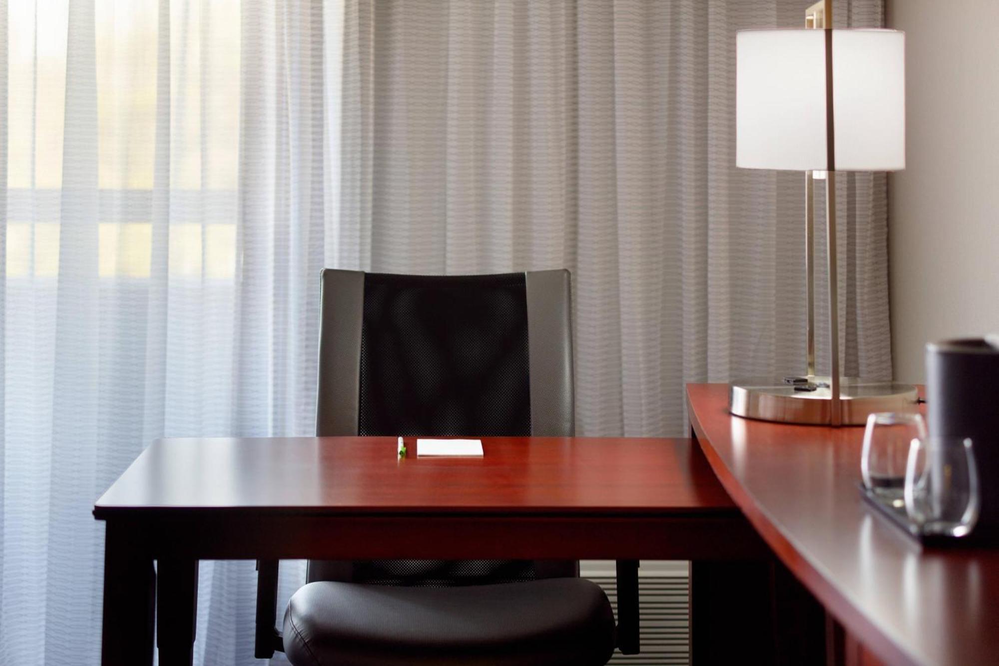 Courtyard By Marriott Greensboro Exteriör bild