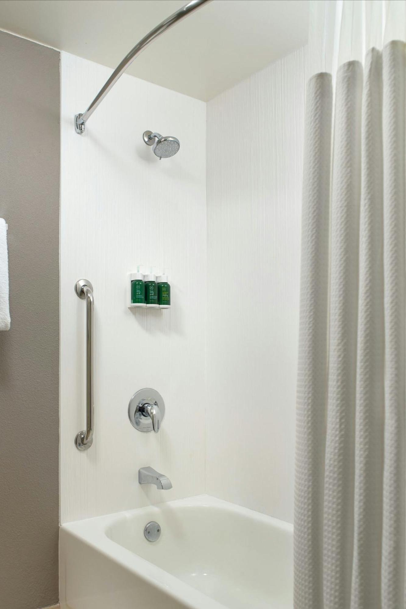 Courtyard By Marriott Greensboro Exteriör bild
