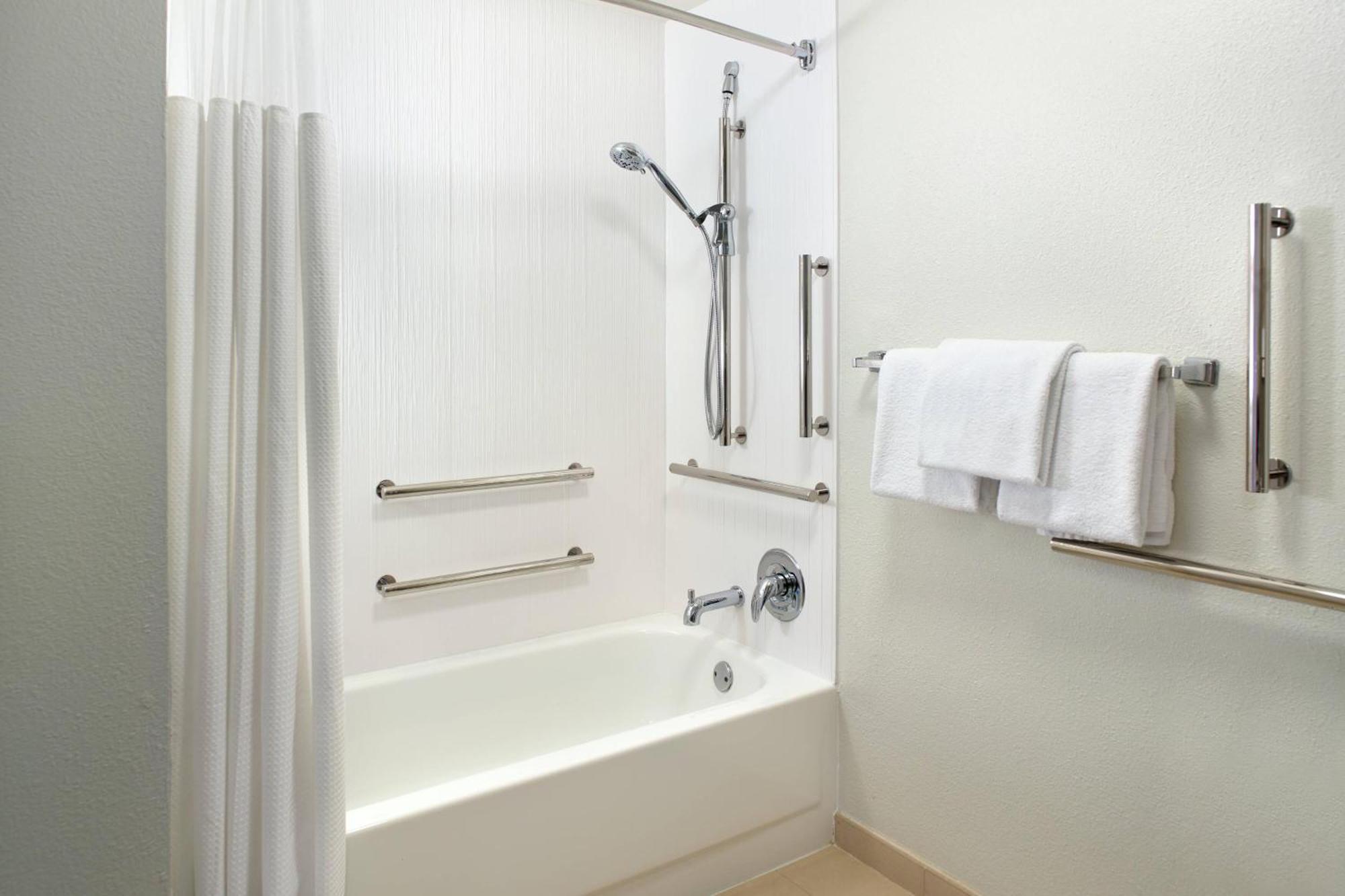 Courtyard By Marriott Greensboro Exteriör bild