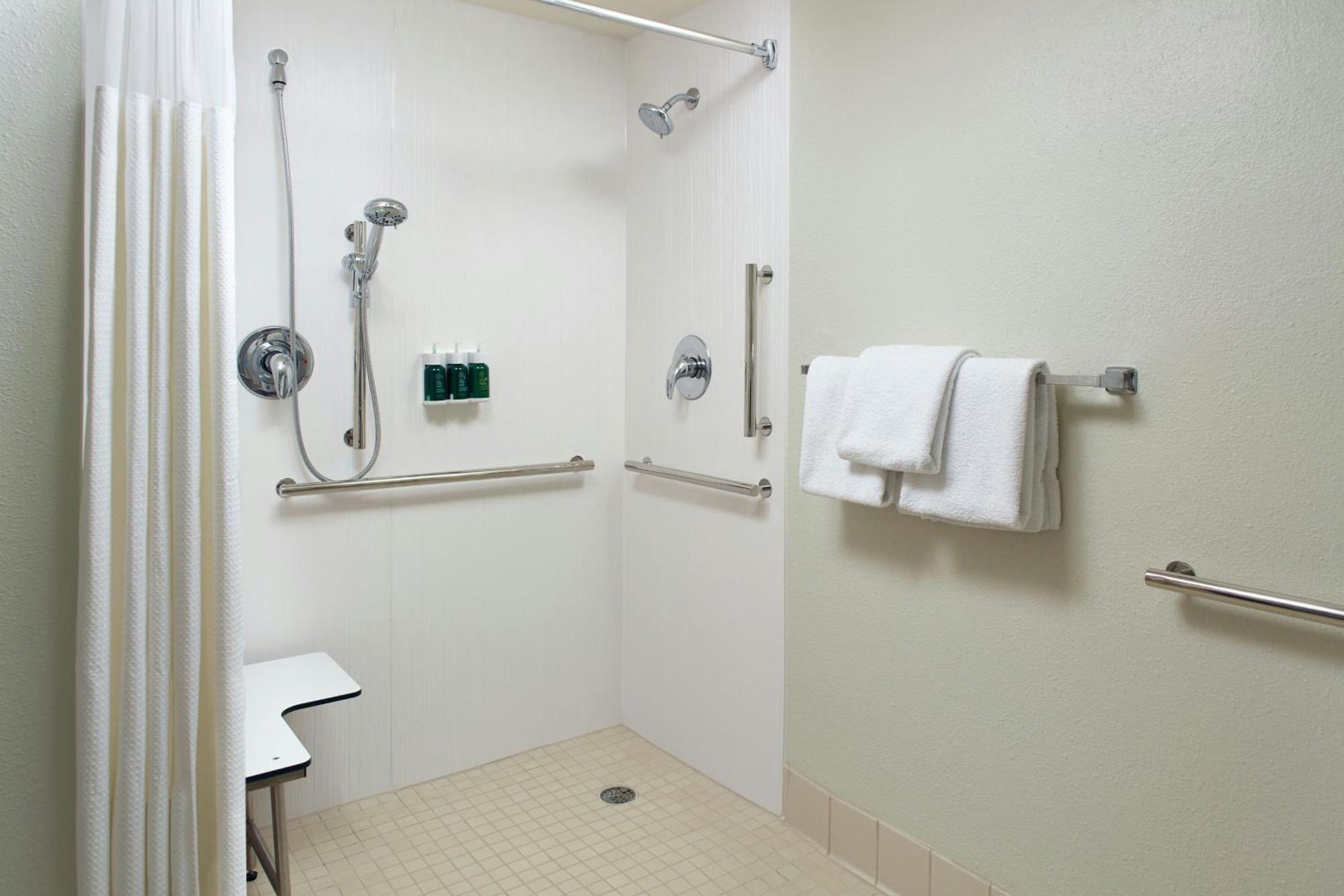 Courtyard By Marriott Greensboro Exteriör bild