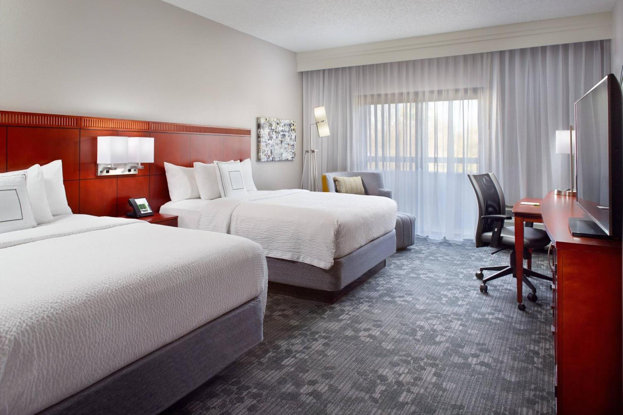 Courtyard By Marriott Greensboro Exteriör bild