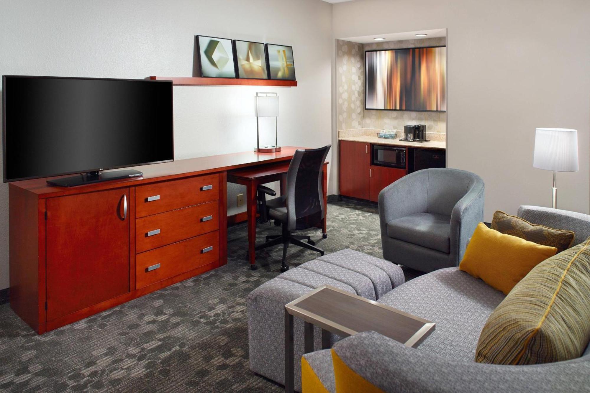 Courtyard By Marriott Greensboro Exteriör bild