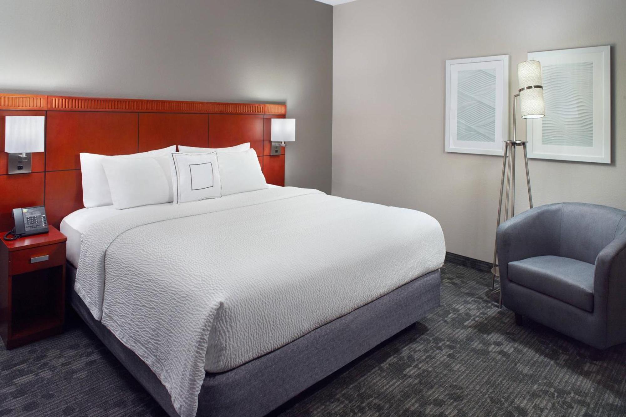 Courtyard By Marriott Greensboro Exteriör bild